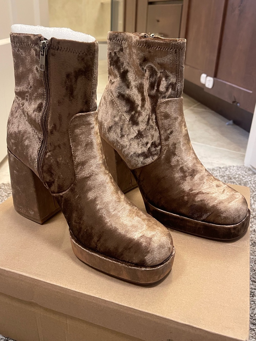NWT! Steve Madden Brown Velvet Platform Boots - Size 8.5